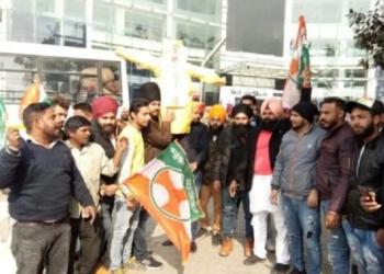 कांग्रेस द एक्सीडेंटल प्राइम मिनिस्टर प्रदर्शन