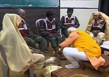 पीएम मोदी पैर कुंभ