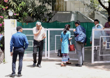 कमलनाथ के करीबियों पर पड़े छापों में पता चला कि हवाला से दिल्ली कांग्रेस दफ्तर भेजे गए थे  20 करोड़ रुपये