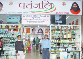 धमाकेदार शुरुआत के बावजूद बाबा रामदेव की पतंजलि क्यों बाज़ार में औंधे मुंह गिर पड़ी?