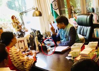 शशि थरूर अपनी राजनीतिक रोटी सेकने में इतने मशगूल थे कि उन्हें तिरंगे का अपमान नजर नहीं आया