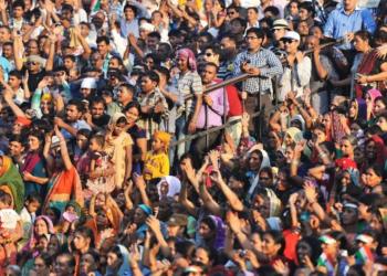 पहली बार भारत की जनसंख्या दर में गिरावट के संकेत मिले हैं