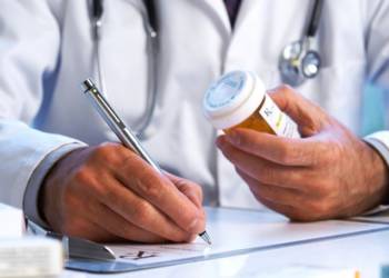 जेनेरिक की बजाय डॉक्टर लिख रहे ब्रांडेड दवा, परेशान हो रहा आर्थिक रूप से कमजोर वर्ग