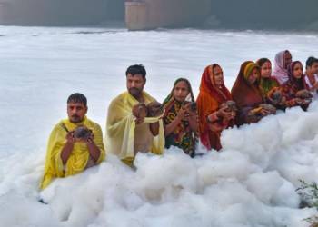 यमुना के जहरीले झाग में श्रद्धालुओं ने की छठ पूजा, यमुना का प्रदूषण लेवल क्रॉस कर चुका है सभी लेवल