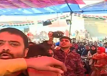 CAA विरोधियों ने दीपक चौरसिया के साथ धक्का मुक्की की, और लिबरल बेशर्मी के साथ इसका बचाव कर रहे हैं