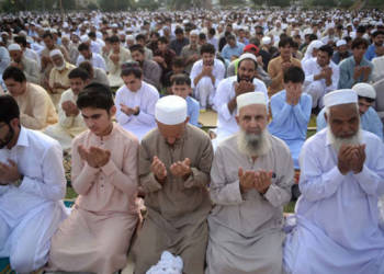 पाकिस्तान-बांग्लादेश में शुक्रवार की नमाज़ से फैल रहा कोरोना, रोकने गयी पुलिस पर हुआ ताबड़-तोड़ प्रहार