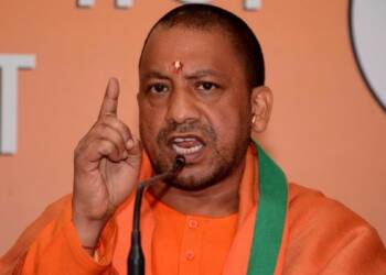 योगी के खौफ से लोग अब अपनी ही अवैध प्रॉपर्टी कर रहे हैं ध्वस्त