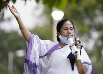 तृणमूल कांग्रेस के MLA, स्वास्थ्यकर्मियों को नहीं, खुद को लगवा रहे हैं Vaccine!