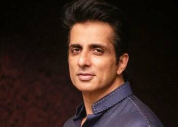 सोनू सूद दान करते हुए