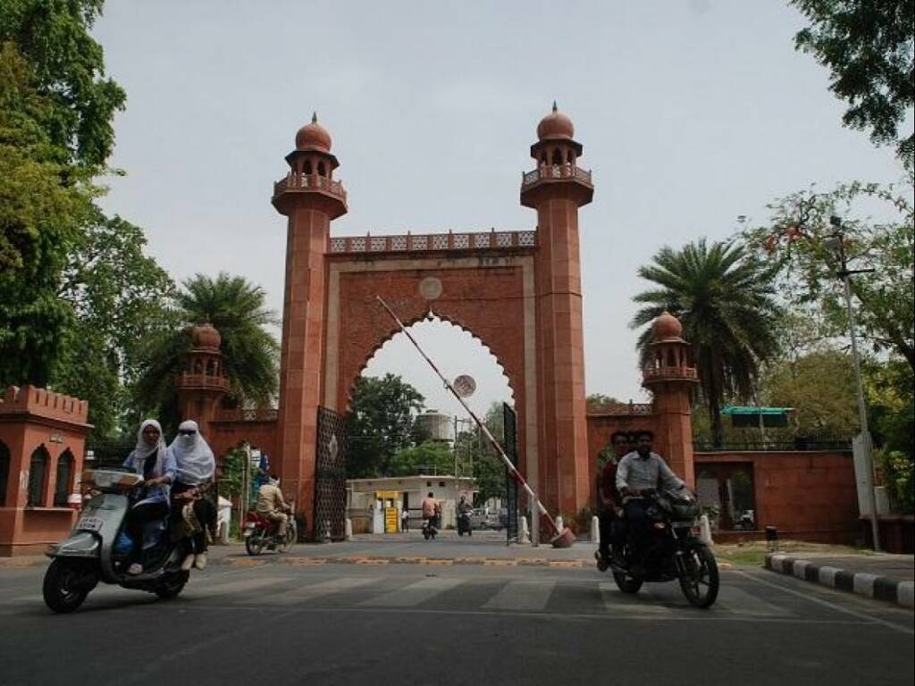 AMU कोविड 100 पार