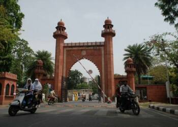 AMU कोविड 100 पार