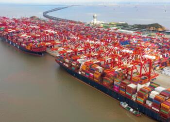 चीन भारत से बिजनेस चुराना चाहता था, अब अपने सबसे व्यस्त पोर्ट पर लगे जाम से परेशान है