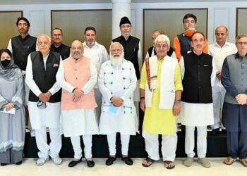 जम्मू-कश्मीर के नेता, PM मोदी के सामने आज्ञाकारी स्कूली बच्चों की तरह आए नज़र