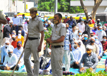 गुरुग्राम में सड़क पर नमाज़ करते लोग