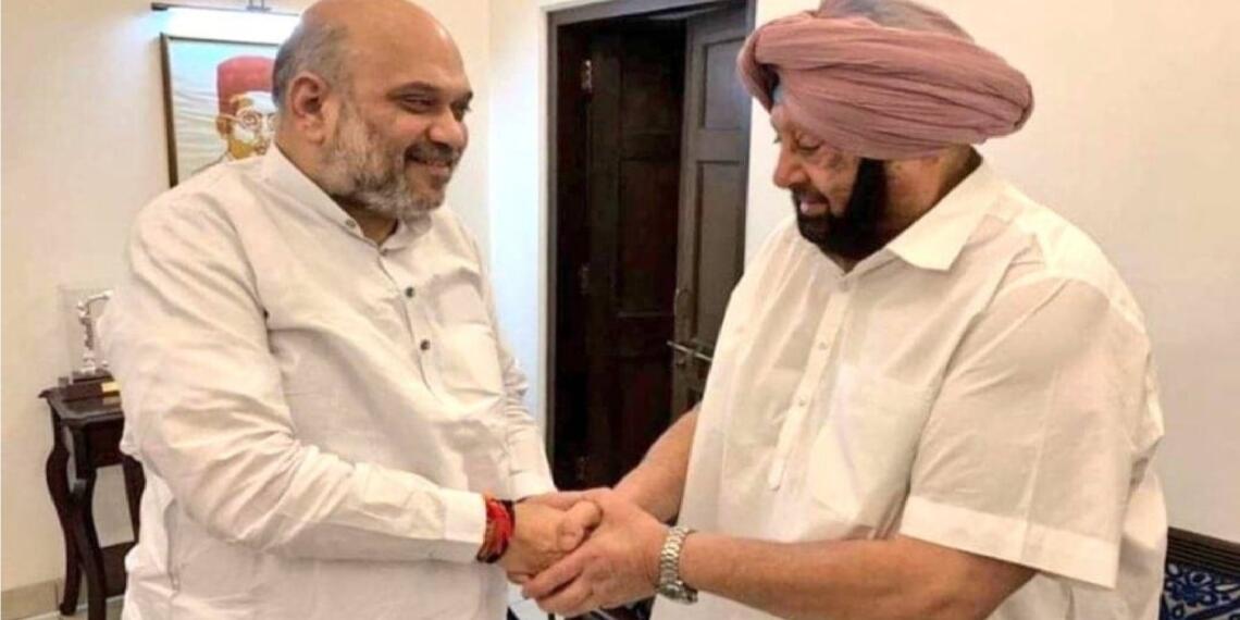 कैप्टन अमरिंदर सिंह बीजेपी के अमित शाह से हाथ मिलाते हुए