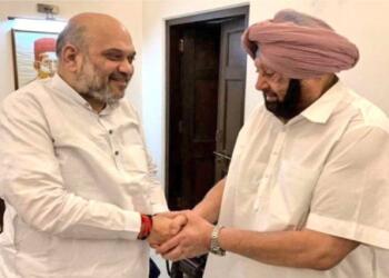 कैप्टन अमरिंदर सिंह बीजेपी के अमित शाह से हाथ मिलाते हुए