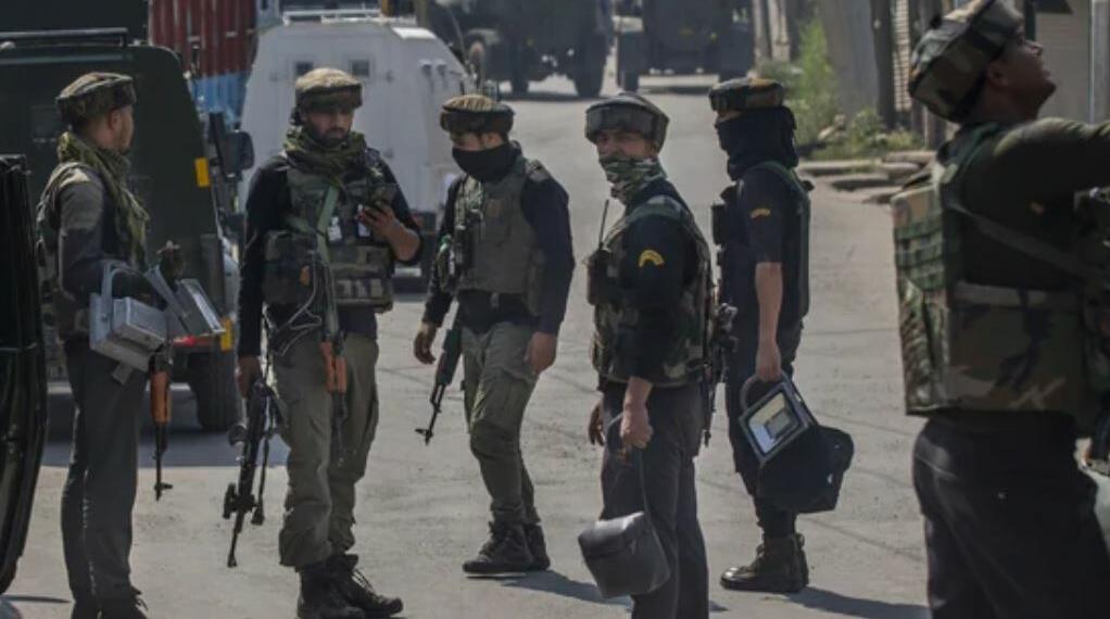 रफी, हमीद, हुसैन समेत J&K के 6 सरकारी मुलाजिम आतंकियों की मदद के चक्कर में निपट गए