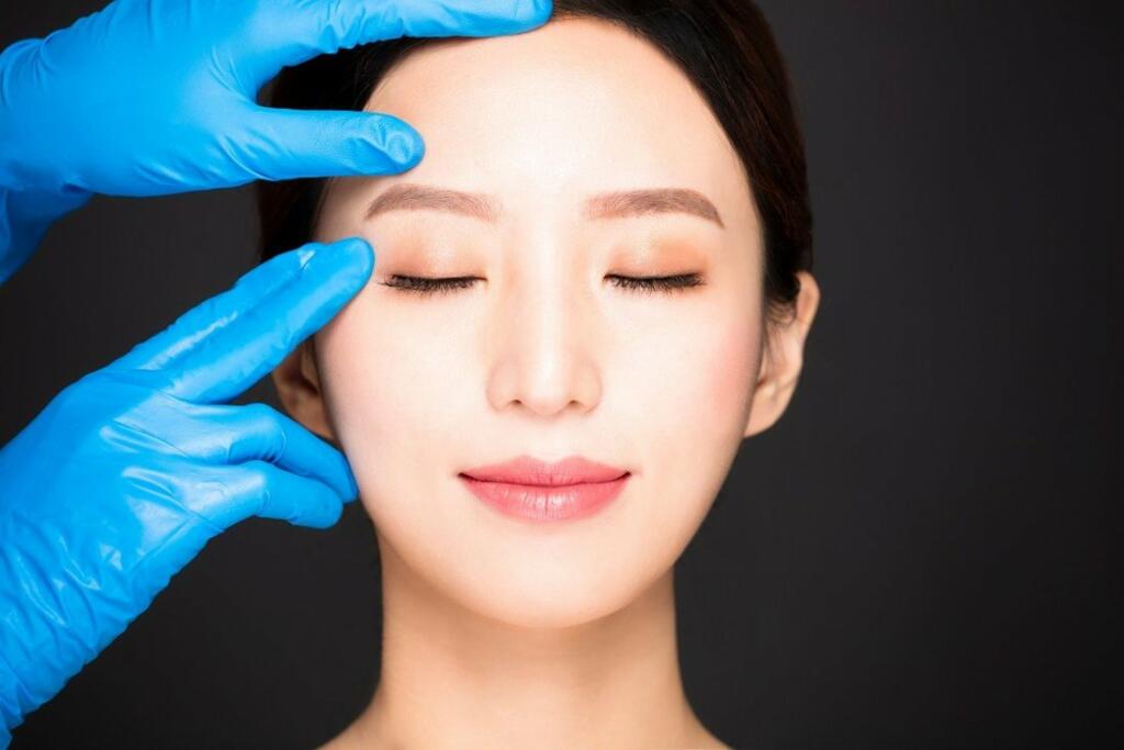 चीन की महिला प्लास्टिक सर्जरी करवाते हुए