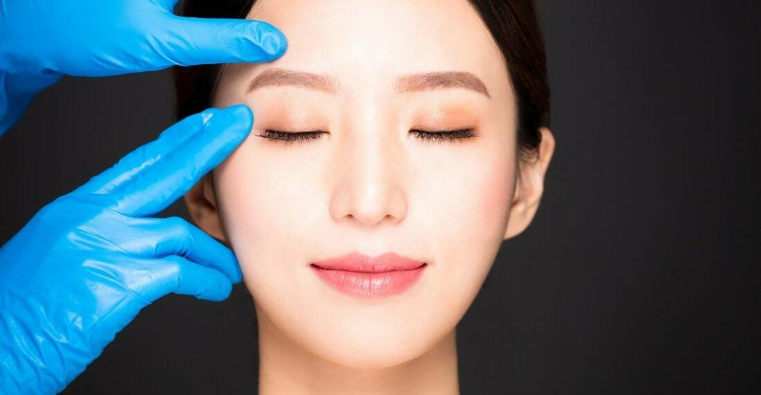 चीन की महिला प्लास्टिक सर्जरी करवाते हुए