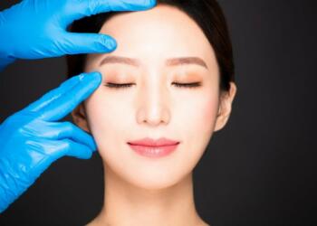 चीन की महिला प्लास्टिक सर्जरी करवाते हुए