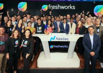 फ्रेशवर्क्स (Freshworks) के सभी कर्मचारी एक साथ फोटो खिंचवाते हुए
