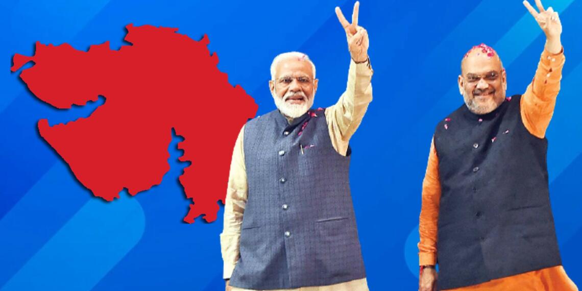 गुजरात भाजपा कैबिनेट की मीटिंग करते मोदी