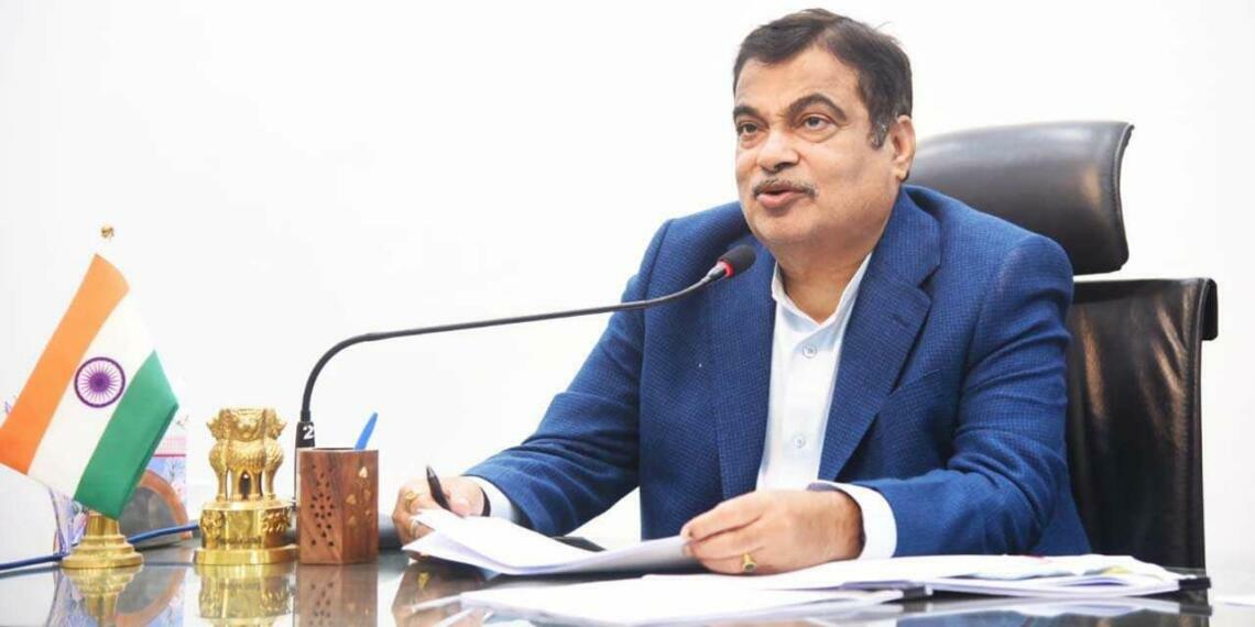 नितिन गडकरी पत्रकार से बातचीत करते हुए