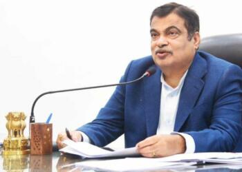 नितिन गडकरी पत्रकार से बातचीत करते हुए