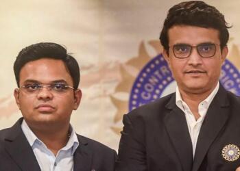 घुटने टेकने के लिए सभी कोहली की आलोचना कर रहें हैं, लेकिन गांगुली और BCCI को भी नहीं बख्शना चाहिए