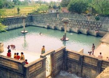 सोहना शिव कुंड में नहाते लोग