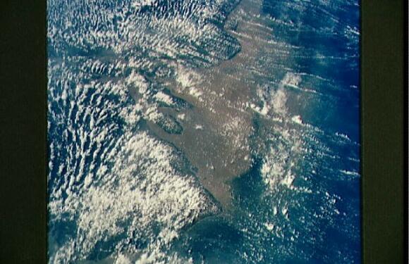 विश्व की सबसे चौड़ी अमेज़ॅन नदी का मुहाना जैसा कि एसटीएस -58 से देखा गया है।
