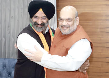 सिरसा भाजपा नेता अमित शाह से गले मिलते हुए