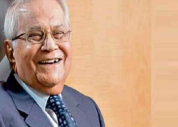 संप्रदा सिंह हँसते हुए