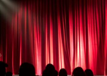 स्टैंड-अप कॉमेडियनों ने एक आम भारतीय की छवि ख़राब कर दी है