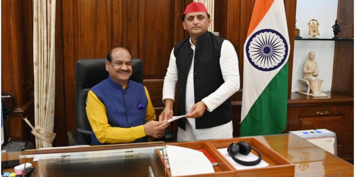 अखिलेश यादव इस्तीफा