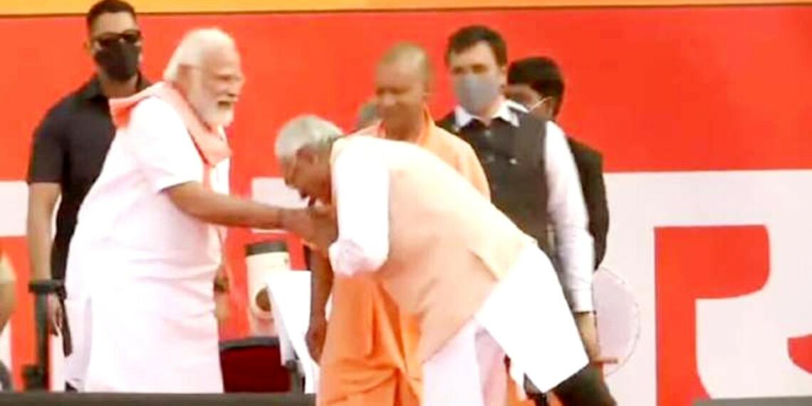 भाजपा के साथ चलने में ही सबकी भलाई है, PM मोदी के आगे नीतीश का झुकना बहुत कुछ कहता है
