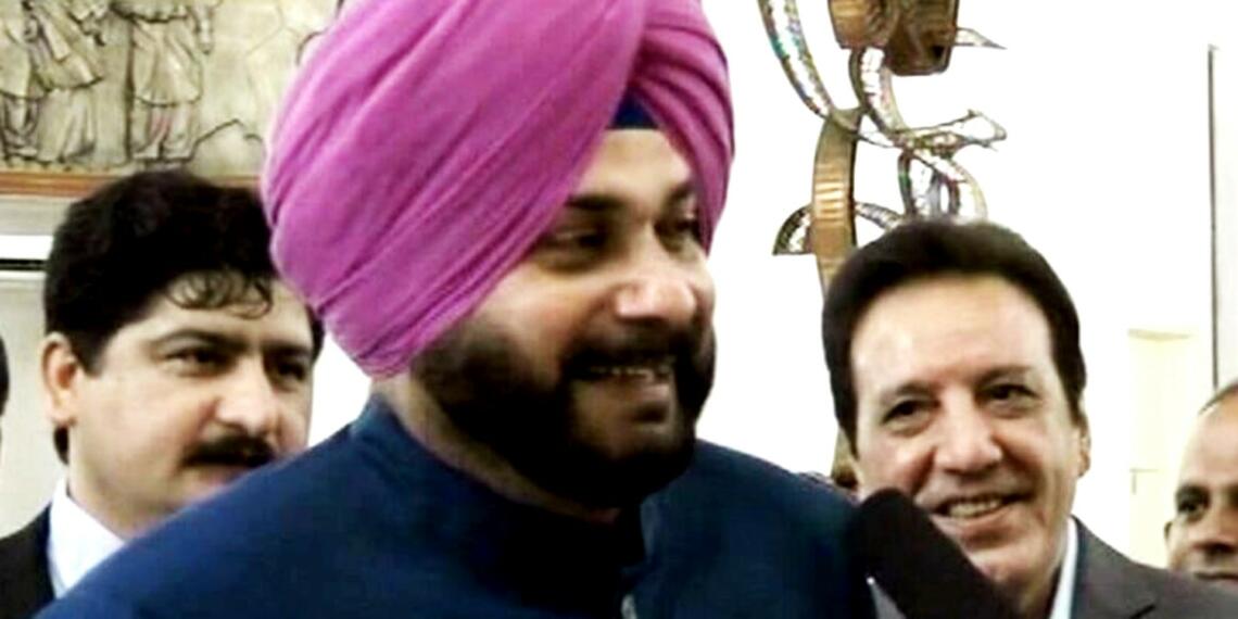 भारत में ही नहीं, सिद्धू अब पाकिस्तान में भी ख़ारिज हैं