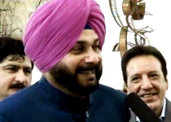 भारत में ही नहीं, सिद्धू अब पाकिस्तान में भी ख़ारिज हैं