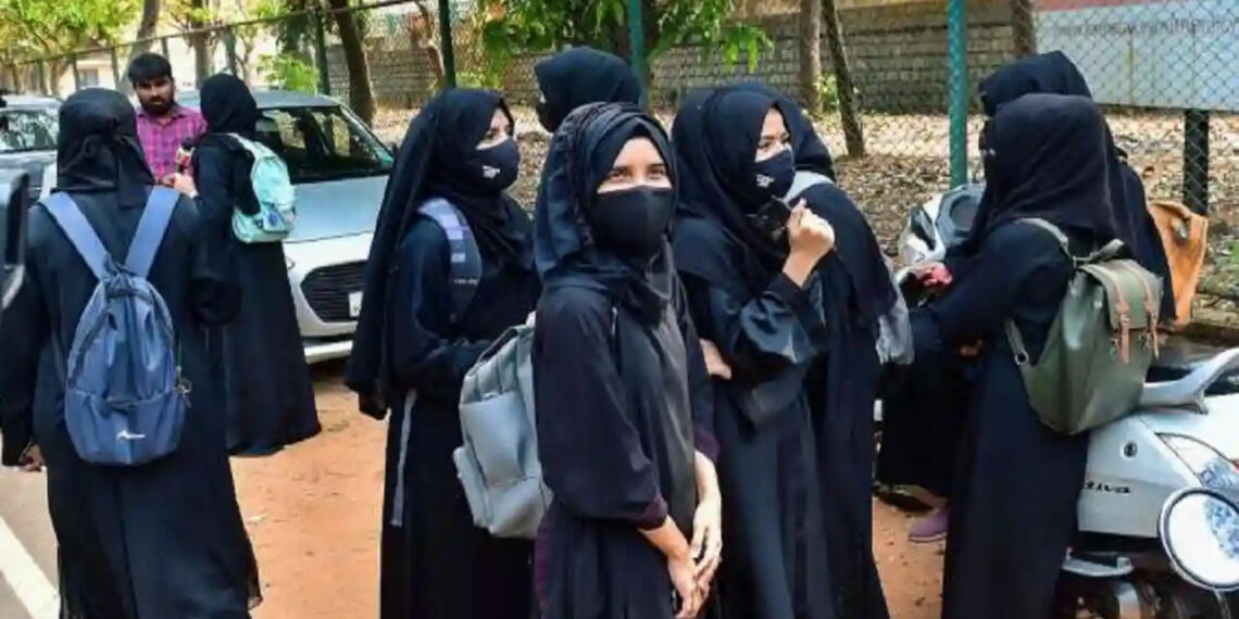 हाईकोर्ट के आदेश के बाद भी हिजाब पहनकर पहुंची छात्राएं, क्लास में नहीं मिली एंट्री
