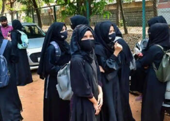 हाईकोर्ट के आदेश के बाद भी हिजाब पहनकर पहुंची छात्राएं, क्लास में नहीं मिली एंट्री