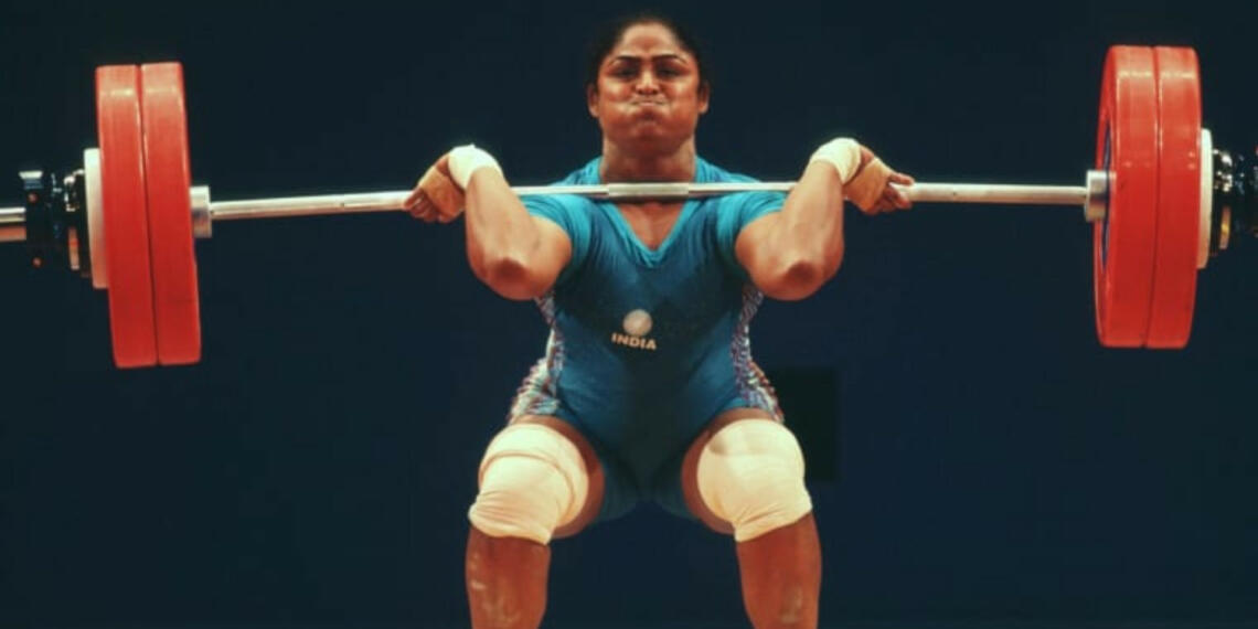 कर्णम मल्लेश्वरी ओलिंपिक में भार उठाते हुए