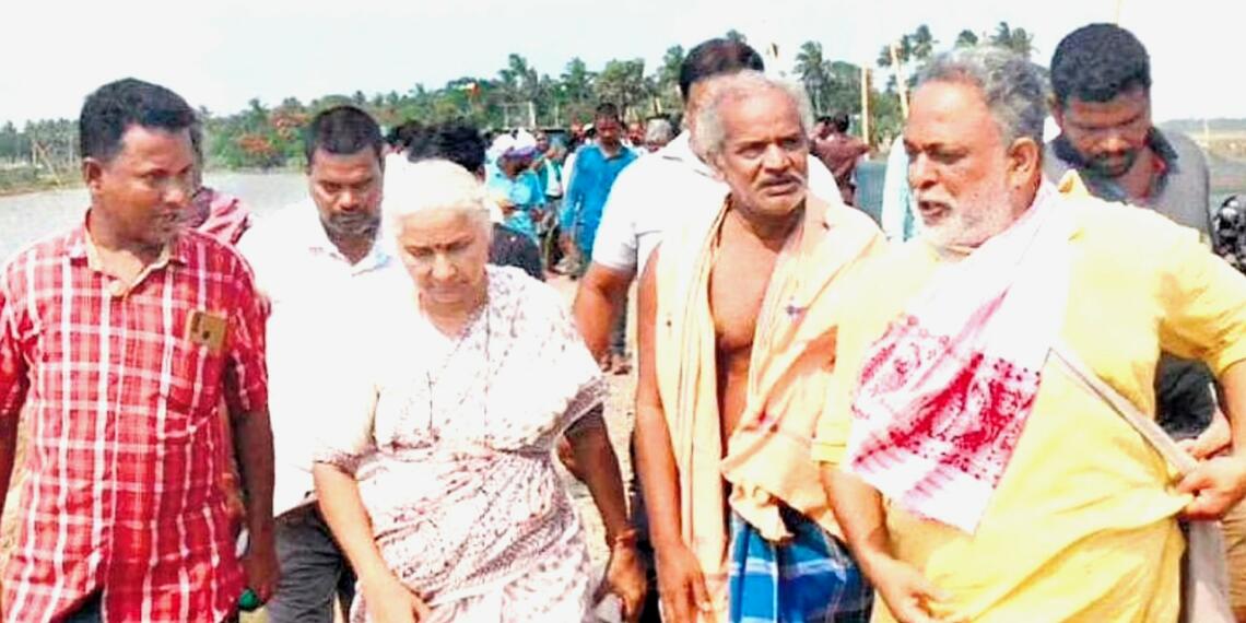 ओडिशा के ढिंकिया गांव के लोगों ने नौटंकीबाज सामाजिक कार्यकर्ता मेधा पाटकर को खदेड़ा