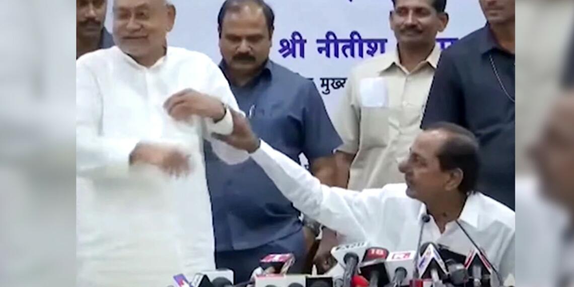 केसीआर और नीतीश कुमार एक दूसरे का माथा फोड़ने पर तुले हैं और इनको पीएम बनना है