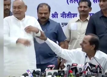 केसीआर और नीतीश कुमार एक दूसरे का माथा फोड़ने पर तुले हैं और इनको पीएम बनना है