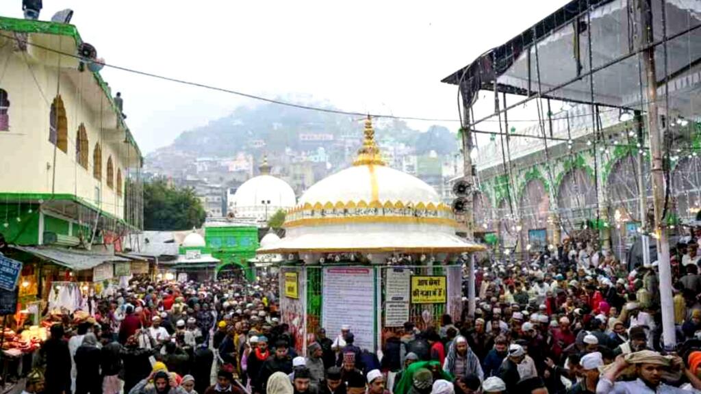 Ajmer Dargah clash, What does this tell us about the scuffle between Barelvis and Khadims at Ajmer Dargah?