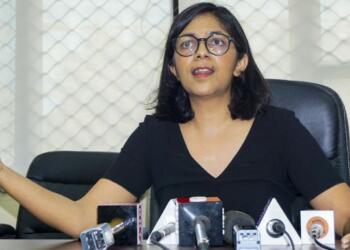 स्वाति मालिवाल की निकृष्टता पर बँटा सोशल मीडिया