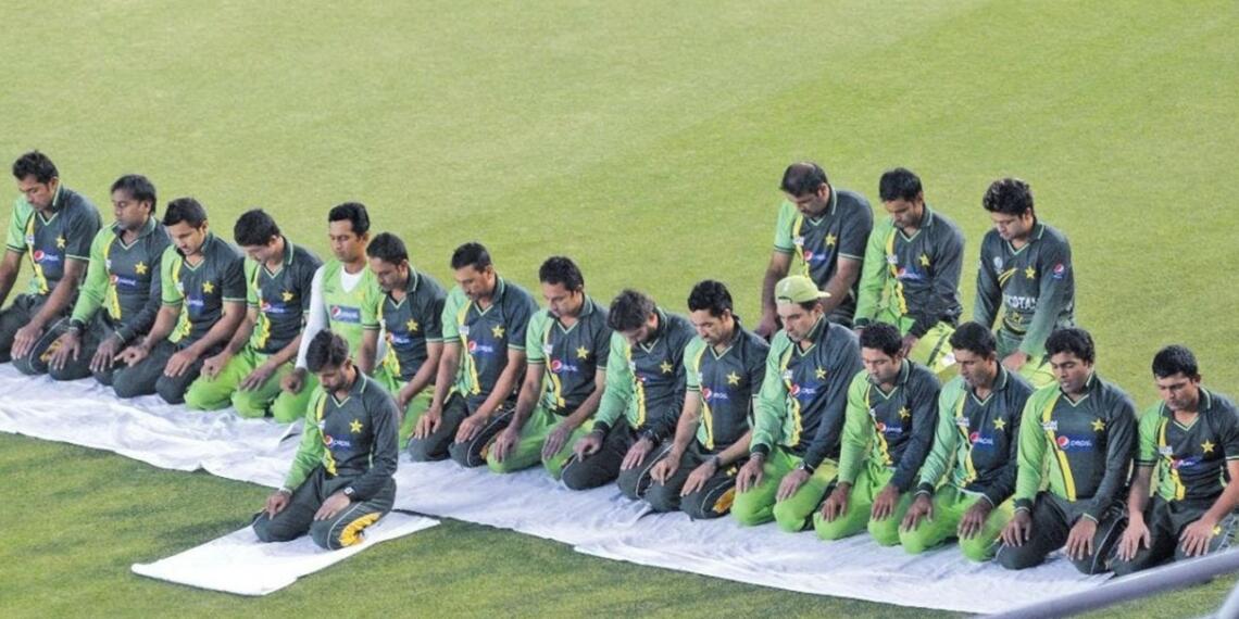 पाकिस्तान के पास एक समय एक क्रिकेट टीम थी। अब उसके पास केवल मौलानाओं की टीम है।
