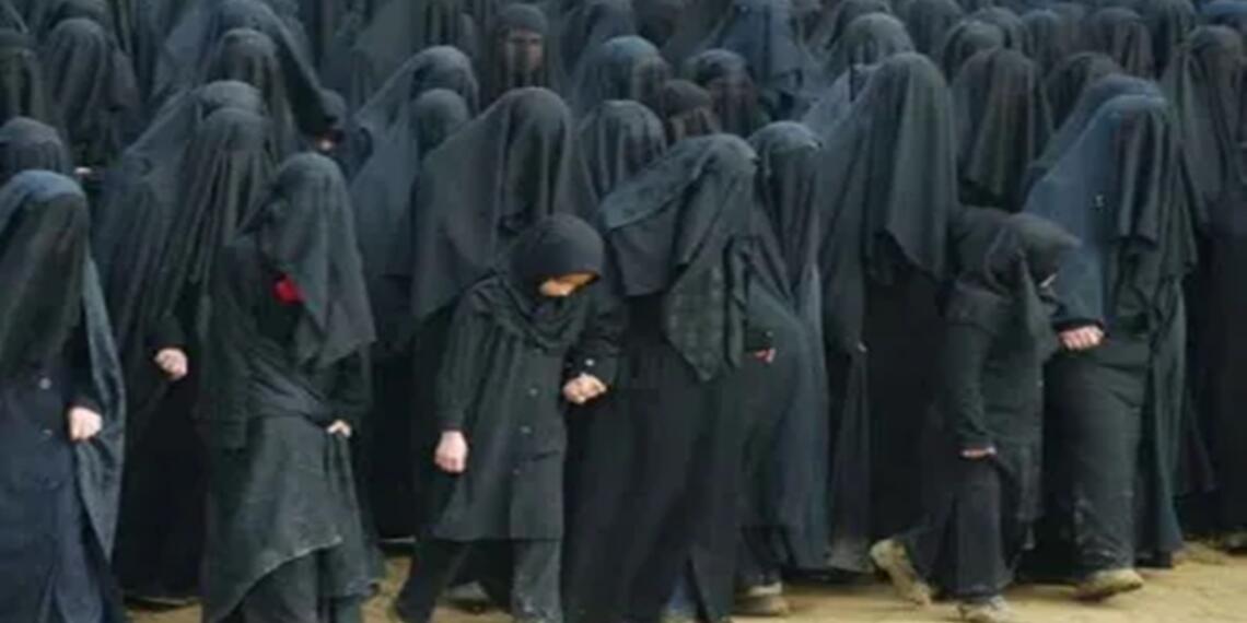 तालिबान का नया कानून: चेहरा दिखाना तो दूर, महिलाओं के सार्वजनिक जगहों पर बोलने पर भी पाबंदी