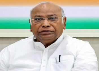 सिद्धारमैया के बाद अब खड़गे परिवार जमीन आवंटन घोटाले के घेरे में