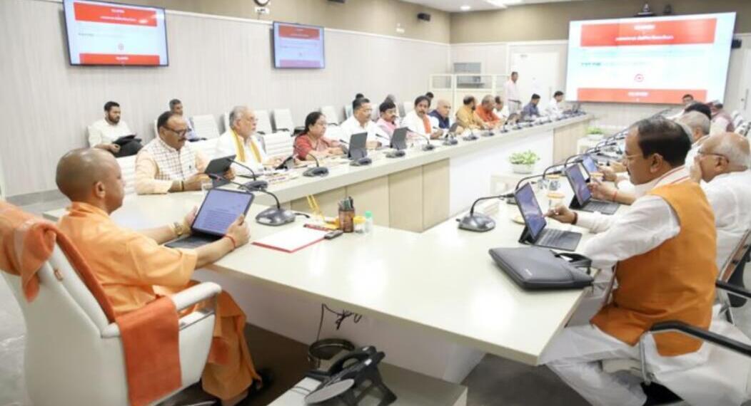 सीएम योगी की नई सोशल मीडिया पॉलिसी- सोशल मीडिया इंफ्लुएंसर्स पर मेहरबान, देश विरोधी पोस्ट पर सख्त